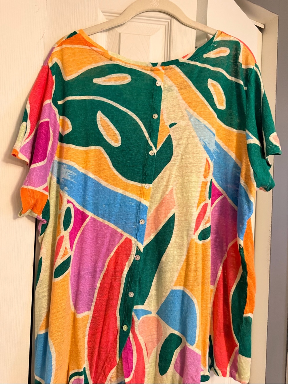 Christian Siriano Vibrant Abstract Multicolor Short Sleeve Top - Picture 2 of 3